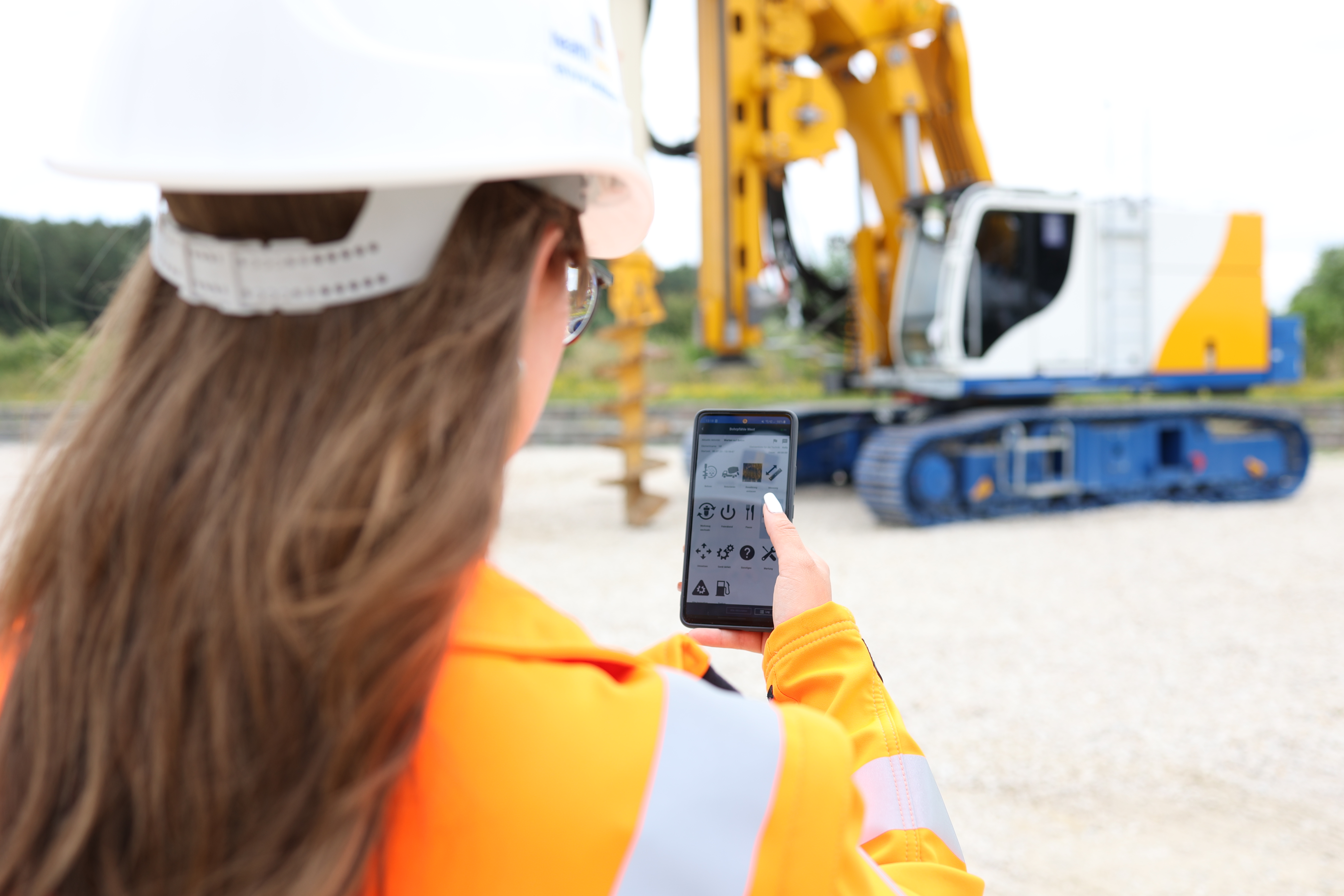 Bauer Maschinen offers digital solutions for efficient management of your Bauer equipment.