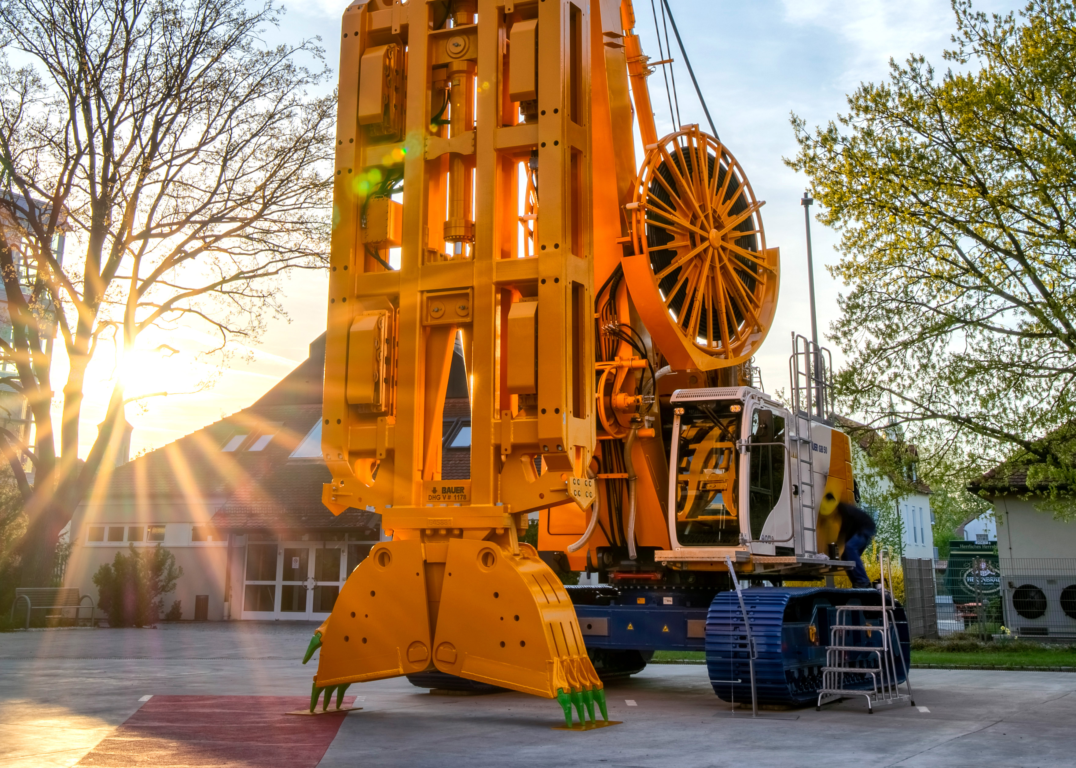 Hydraulic diaphragm wall grab DHG from Baue