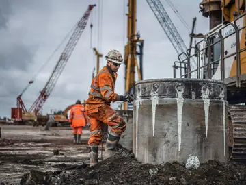 Niezależnie od tego, czy chodzi o wiercenie, wbijanie, cięcie, mieszanie czy wibracje, różnorodność specjalistycznych metod inżynierii fundamentów jest imponująca. Przegląd najpopularniejszych metod.