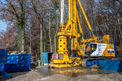 The particular challenge on this project: precise work in varying soil strata including rock, down to an unparalleled depth of 160 m.